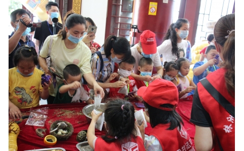 20余名小記者齊聚漢方神農(nóng)中醫(yī)館，探秘端午民俗里的中醫(yī)藥文化！
